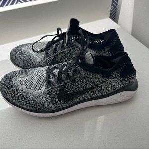 Nike Free Run Flyknit Oreo Sz 10 Black/White Shoes DAMAGED 942838-101**